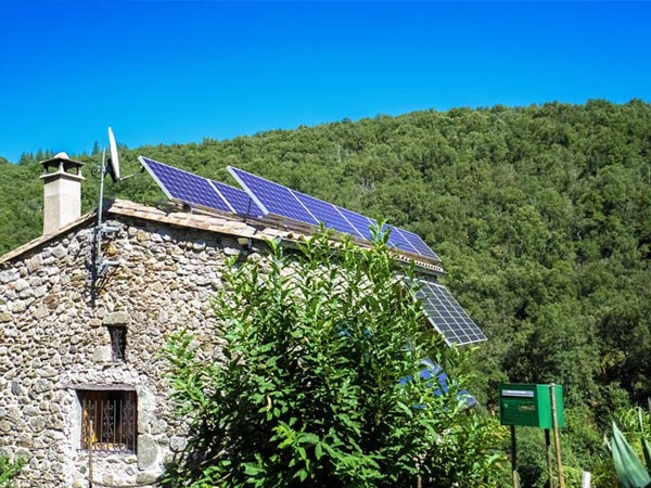 Panneaux solaires pour maison autonome