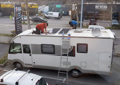 installation de panneaux solaire sur un camping-car