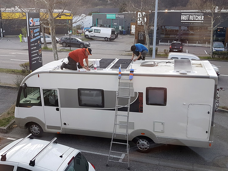 L'équipe de Start Energy travaille sur une installation de panneaux solaires sur un camping-car