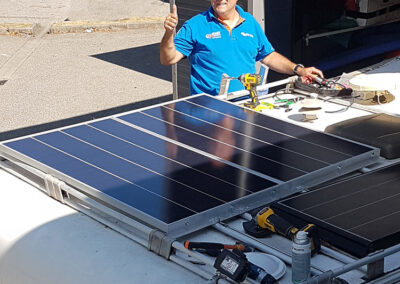 Georges fait une installation panneaux solaire sur camping car