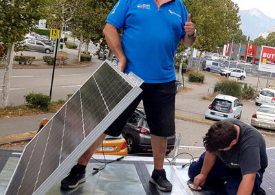Georges fait une installation panneaux solaire sur camping car
