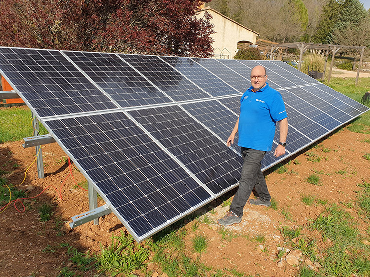 Panneaux solaire dans un jardin avec Georges de Start Energy