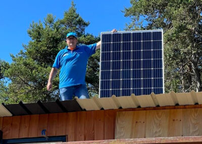 Georges de Start Energy pose des panneaux solaire
