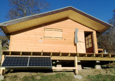Installation Start Energy, un chalet avec panneaux solaires dans le jardin