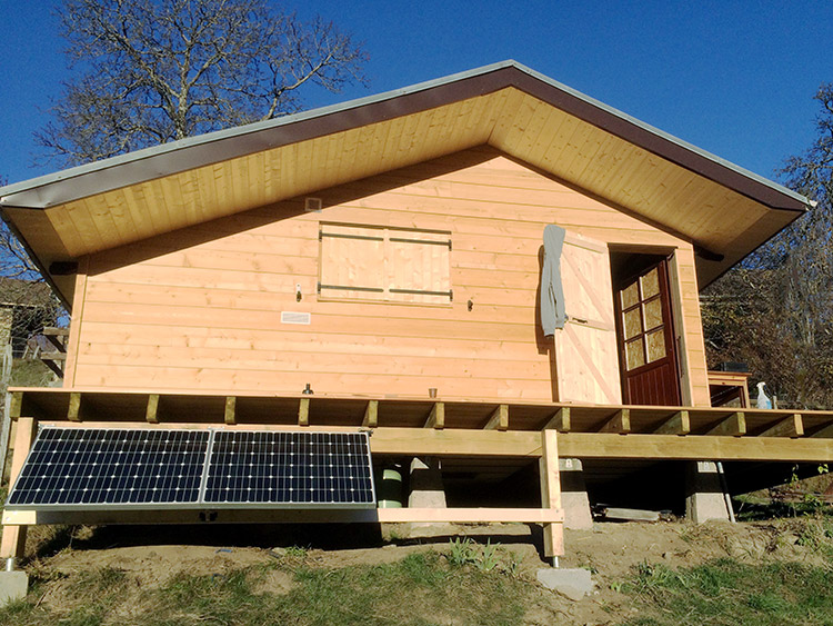 Installation Start Energy, un chalet avec panneaux solaires dans le jardin