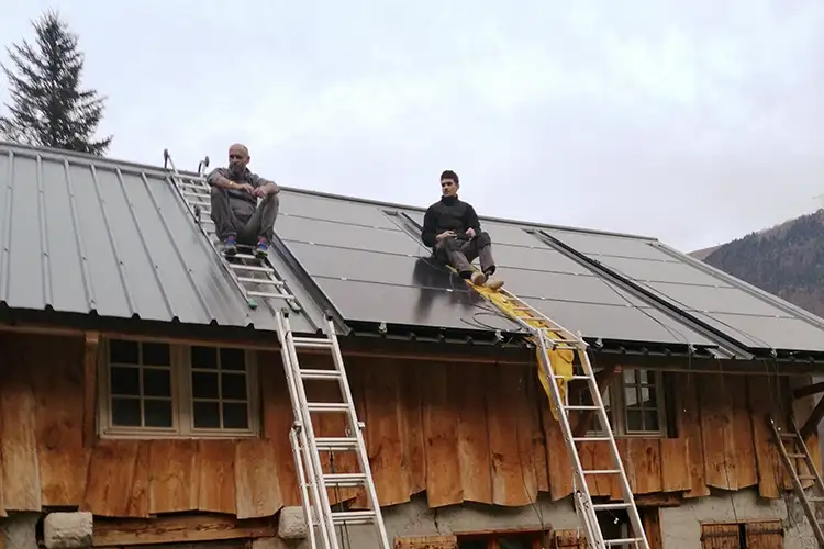 Installation de panneaux solaires sur une maison dans l'Oisans