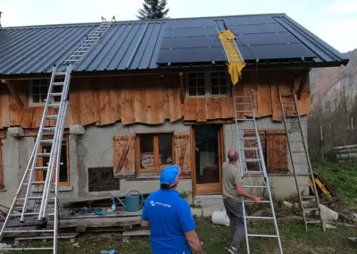 Start energy installe des panneaux solaires sur une maison isolée