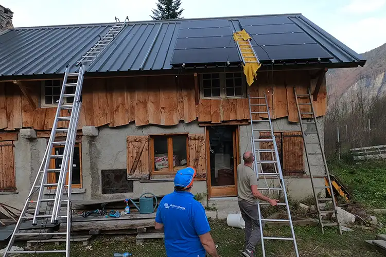 Installation de panneaux solaires sur une maison dans l'Oisans